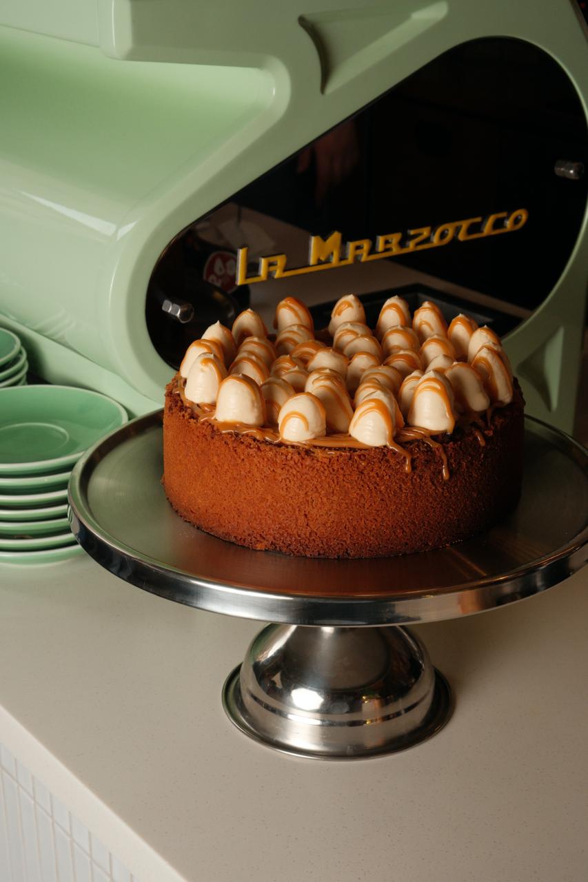 Пряний чізкейк з яблучним гратеном та карамеллю