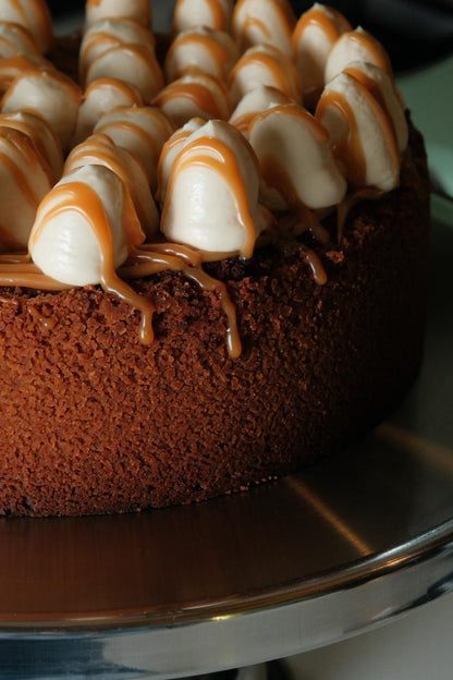 Пряний чізкейк з яблучним гратеном та карамеллю